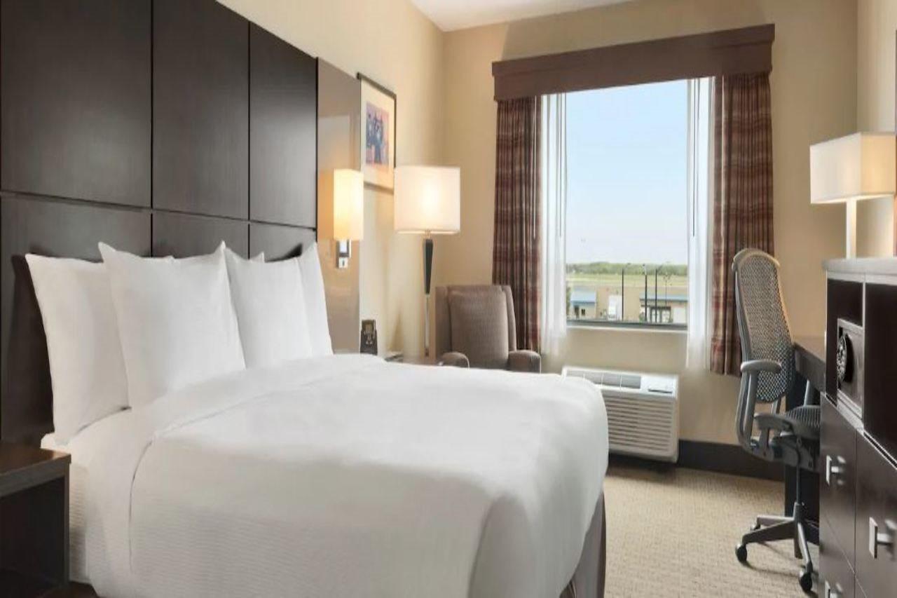Doubletree By Hilton Wichita Airport Hotel Eksteriør billede