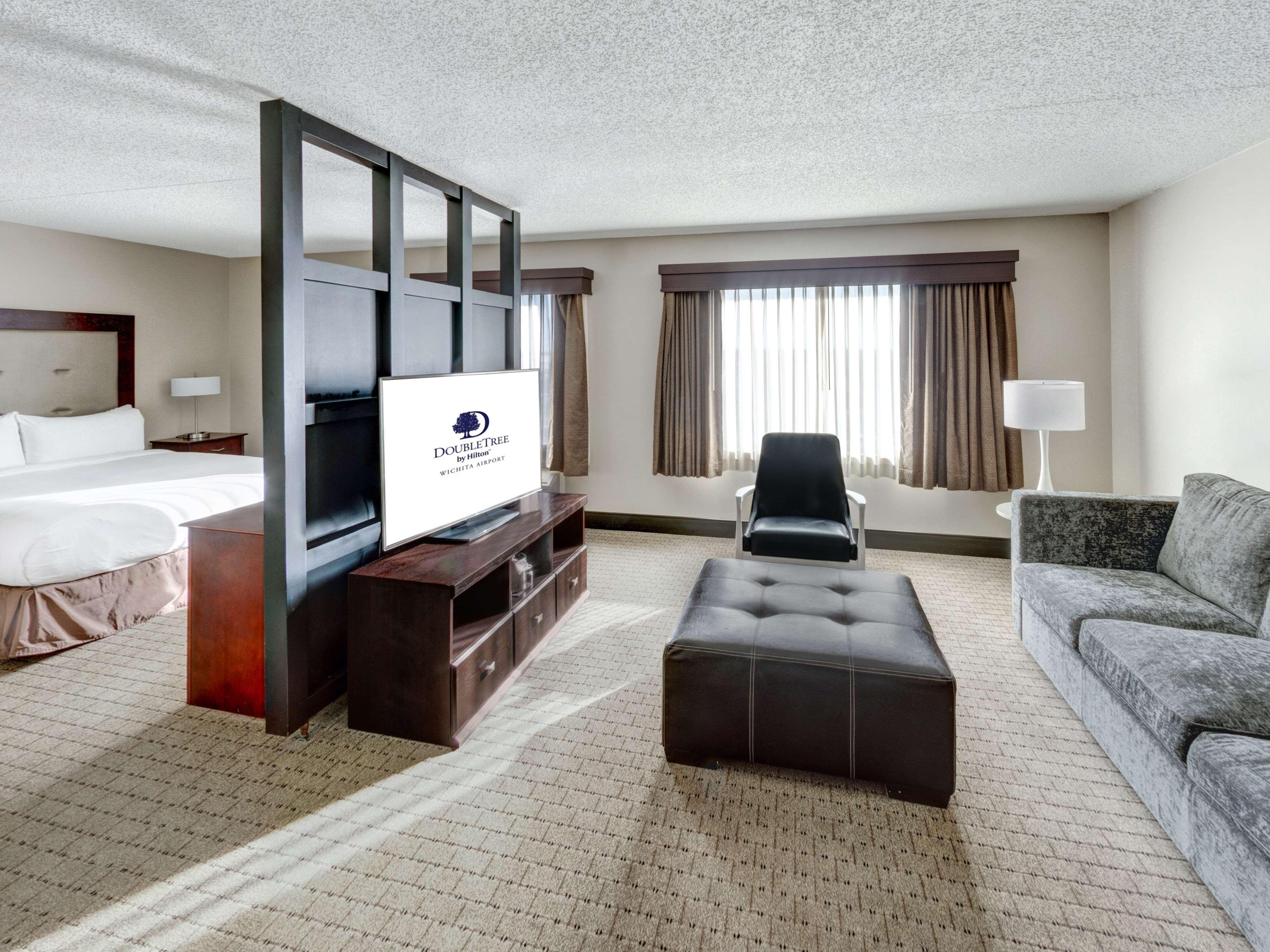Doubletree By Hilton Wichita Airport Hotel Eksteriør billede