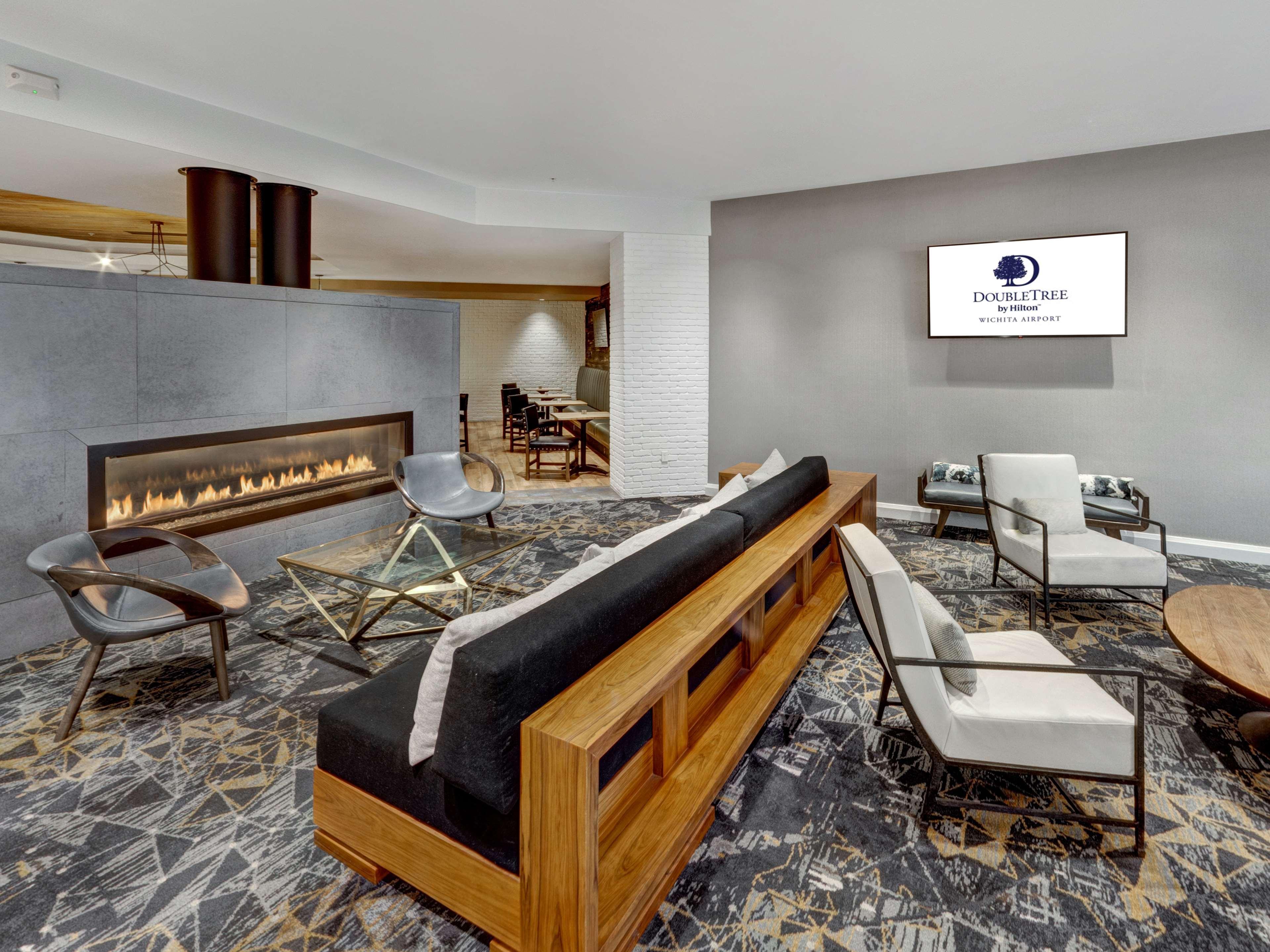 Doubletree By Hilton Wichita Airport Hotel Eksteriør billede