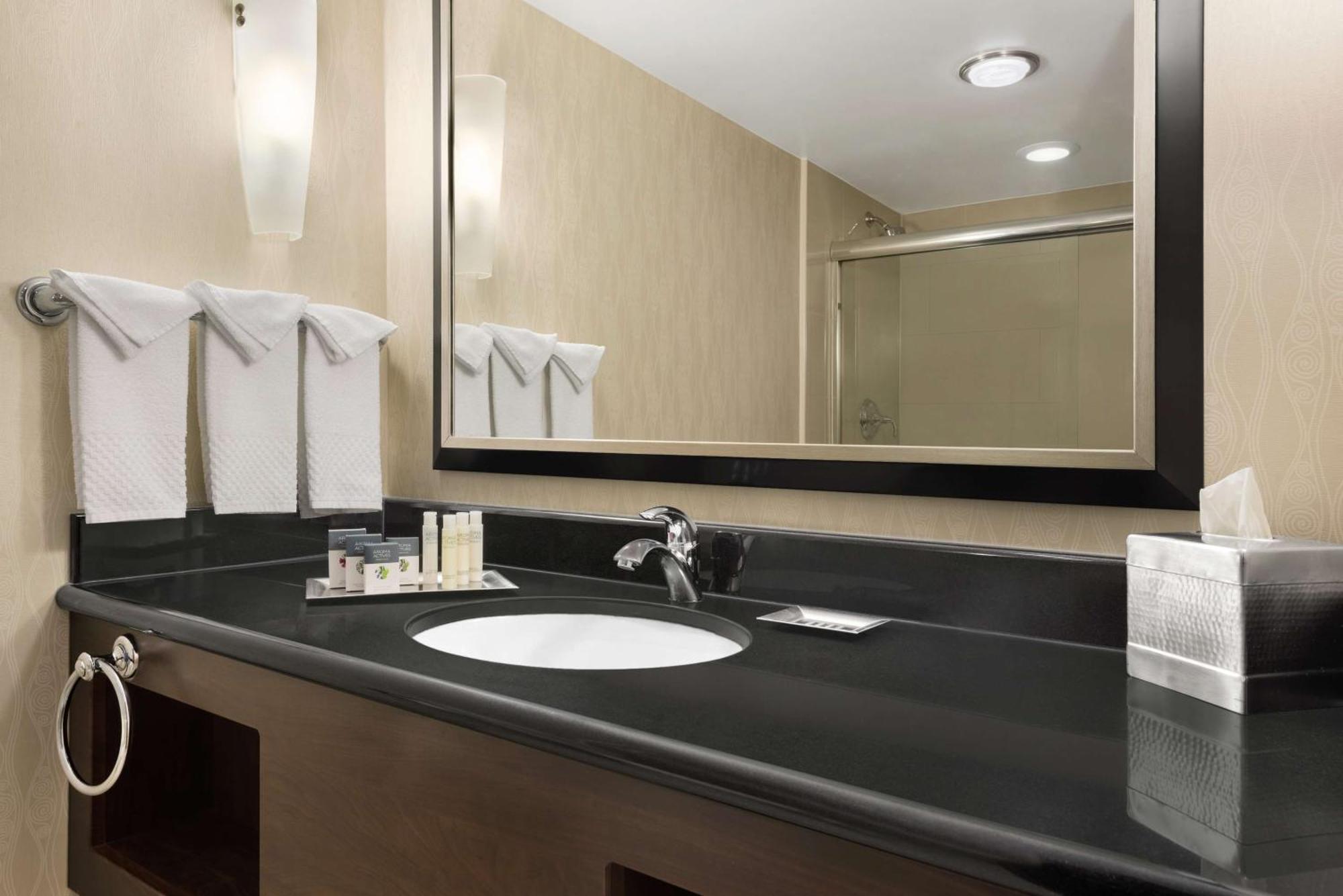 Doubletree By Hilton Wichita Airport Hotel Eksteriør billede