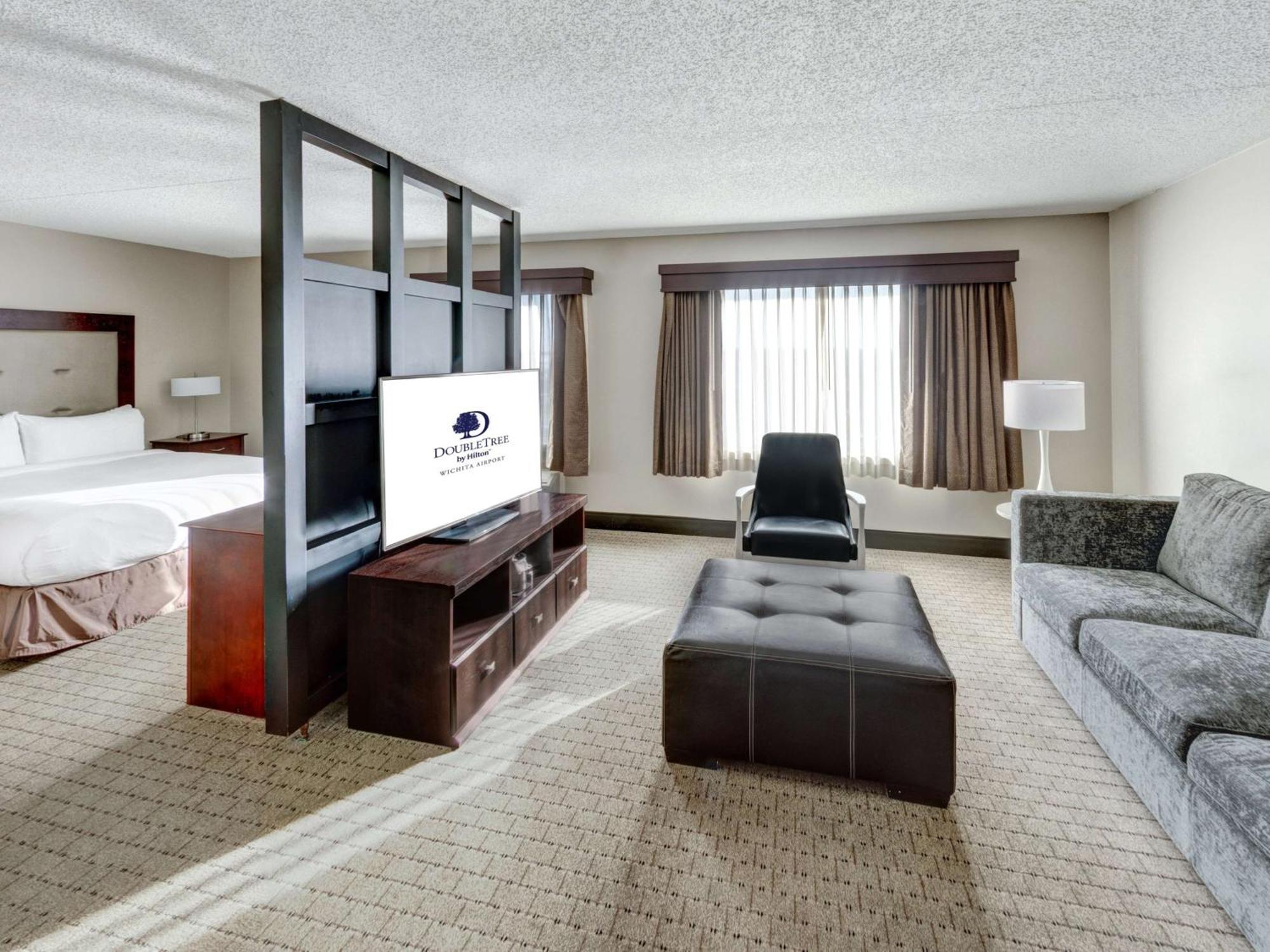 Doubletree By Hilton Wichita Airport Hotel Eksteriør billede