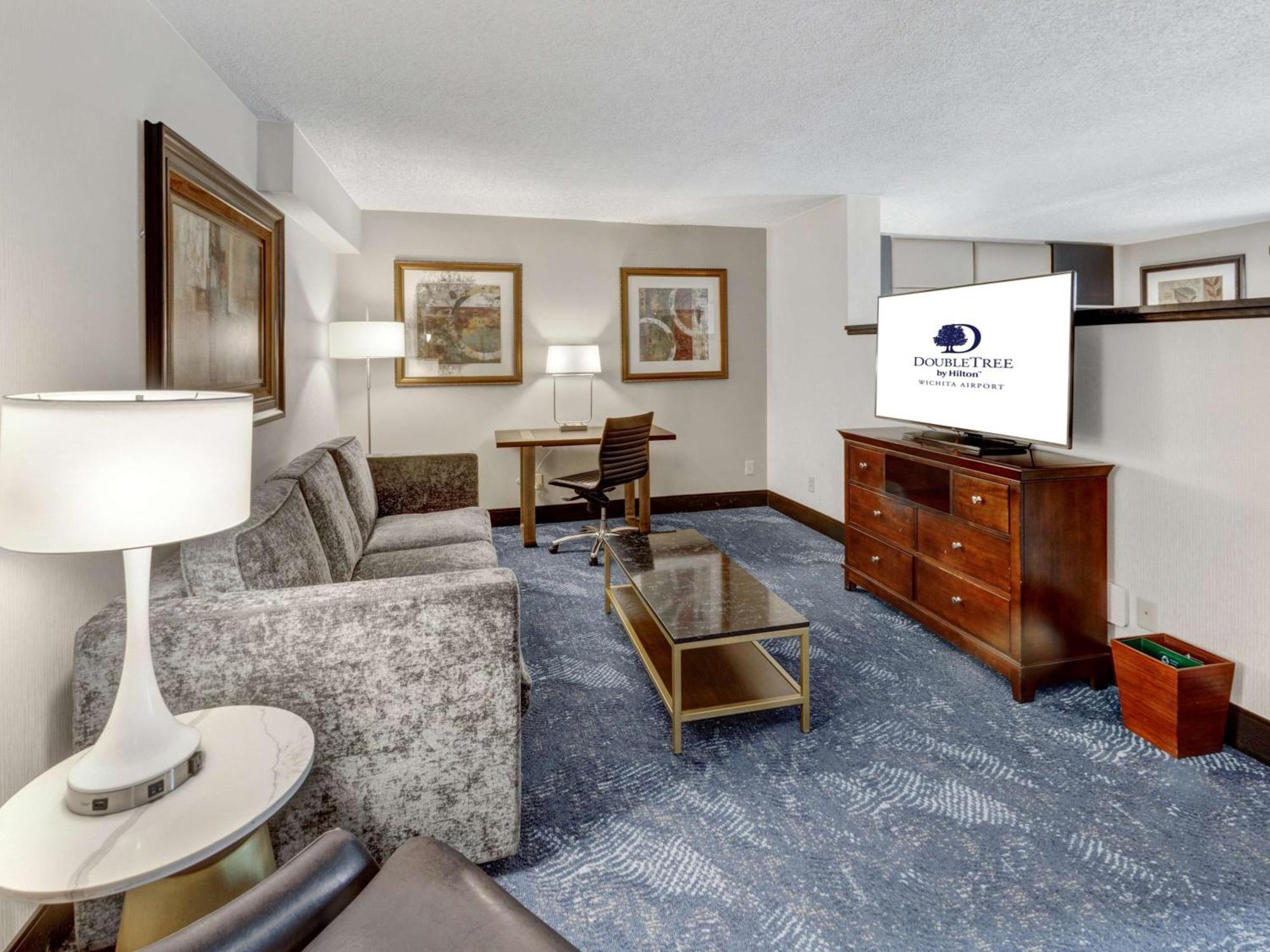 Doubletree By Hilton Wichita Airport Hotel Eksteriør billede
