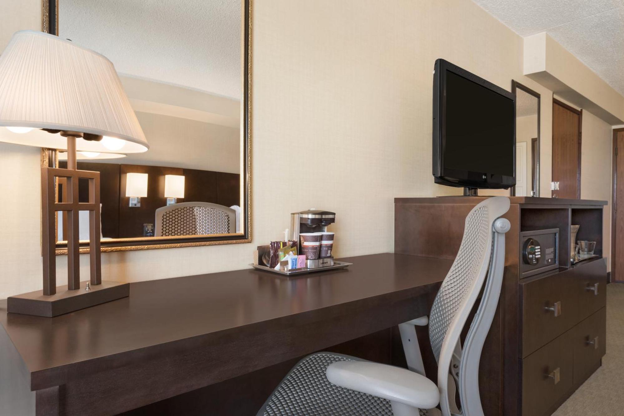 Doubletree By Hilton Wichita Airport Hotel Eksteriør billede