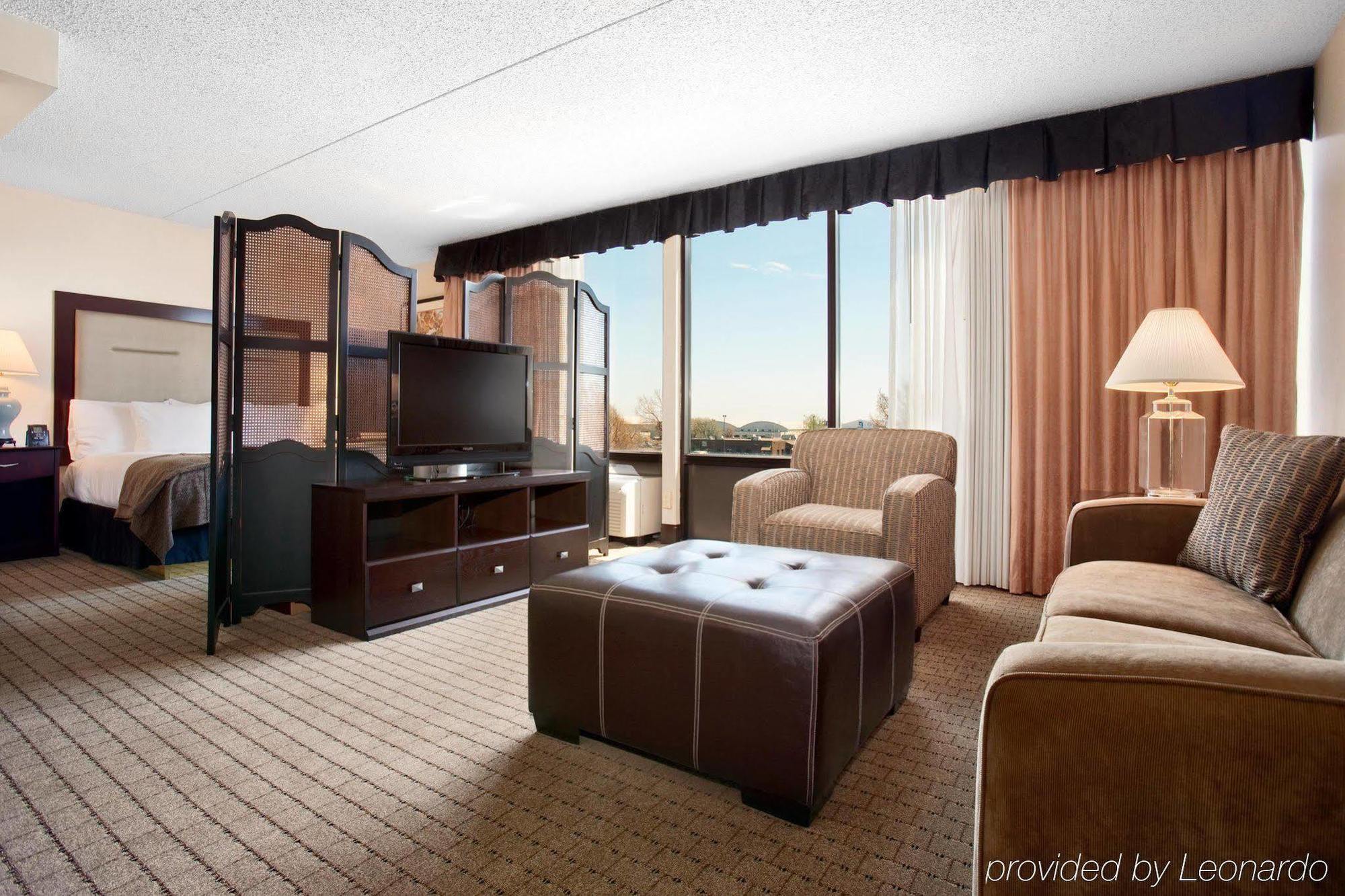 Doubletree By Hilton Wichita Airport Hotel Værelse billede