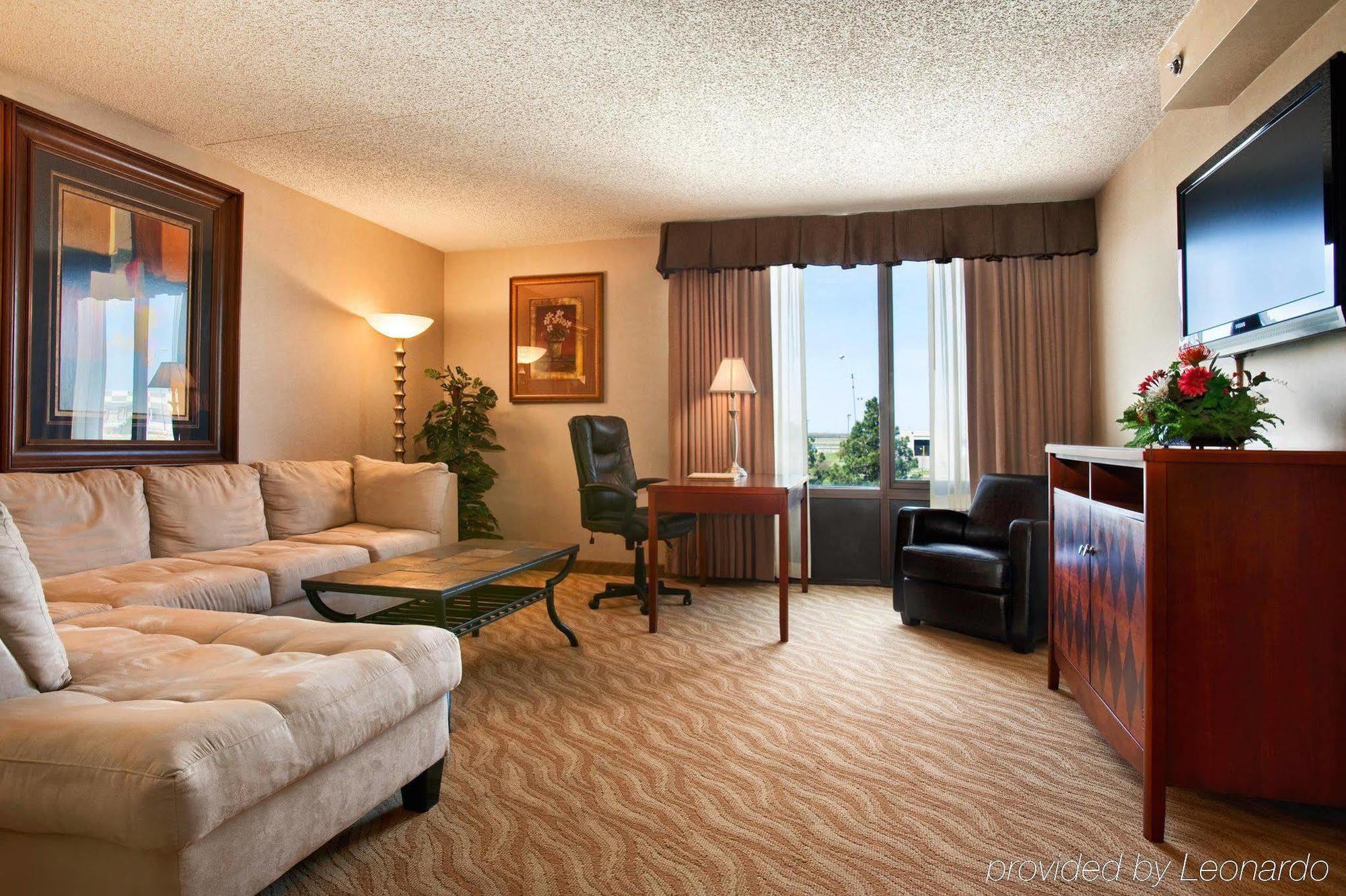 Doubletree By Hilton Wichita Airport Hotel Værelse billede
