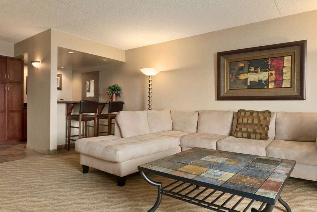 Doubletree By Hilton Wichita Airport Hotel Eksteriør billede